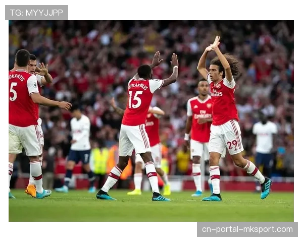 塞维利亚主场大雨滂沱，比赛两度中断，工作人员紧急处理积水